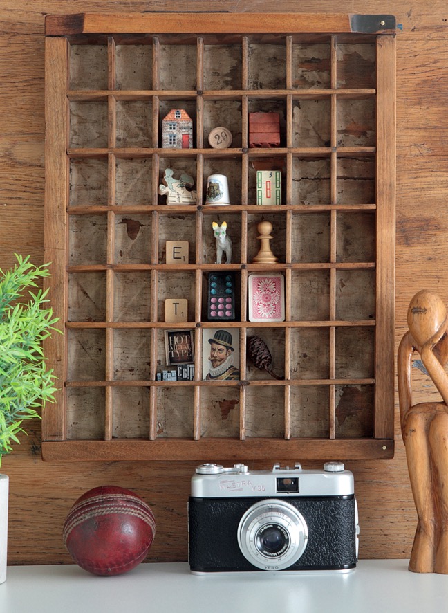 Display of little curios in an old printers type case tray